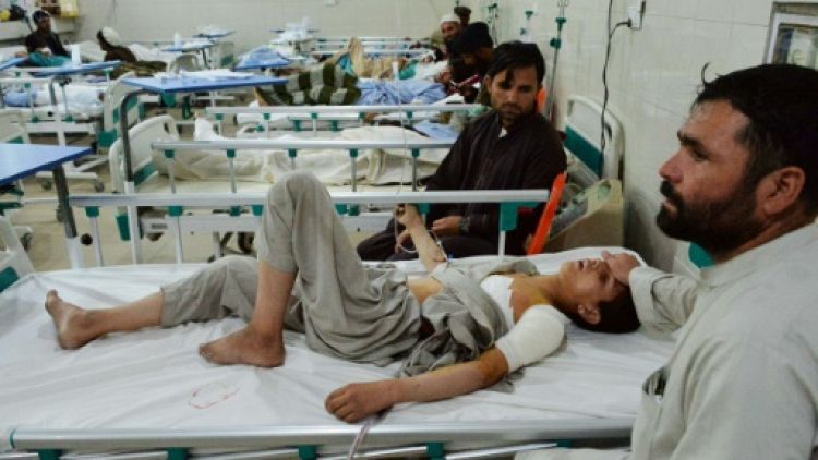 Un blessé dans un hôpital de Jalalabad, dans l'est de l'Afghanistan, après un attentat contre un poste de contrôle de la police, le 13 juin 2019
