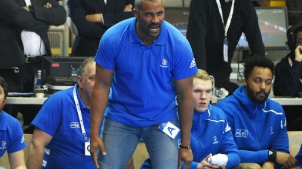 Le sélectionneur de l'équipe de France de handball Didier Dinart lors d'un match de qualification pour l'Euro-2020 contre le Portugal, le 14 avril 2019 à Strasbourg Le sélectionneur de l'équipe de France de handball Didier Dinart lors d'un match de qualification pour l'Euro-2020 contre le Portugal, le 14 avril 2019 à Strasbourg