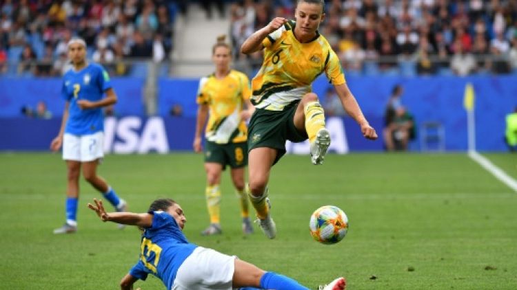 L'Australienne Chloe Logarzo (d) taclée par la Brésilienne Leticia Santos au Mondial féminin, le 13 juin 2019 à Montpellier 