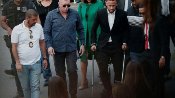 Plainte pour viol: Neymar entendu 5 heures par la police Plainte pour viol: Neymar entendu 5 heures par la police