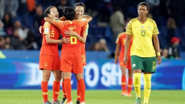 Les Chinoises (g) heureuses après leur victoire contre l'Afrique du Sud au Mondial féminin, le 13 juin 2019 au Parc des Princes à Paris Les Chinoises (g) heureuses après leur victoire contre l'Afrique du Sud au Mondial féminin, le 13 juin 2019 au Parc des Princes à Paris
