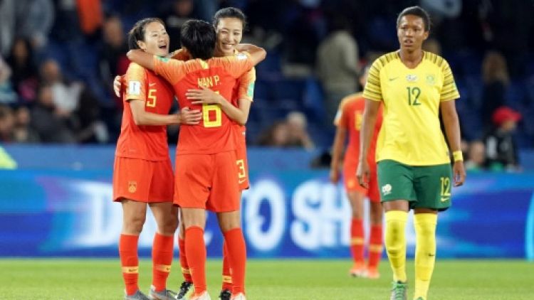 Les Chinoises (g) heureuses après leur victoire contre l'Afrique du Sud au Mondial féminin, le 13 juin 2019 au Parc des Princes à Paris   