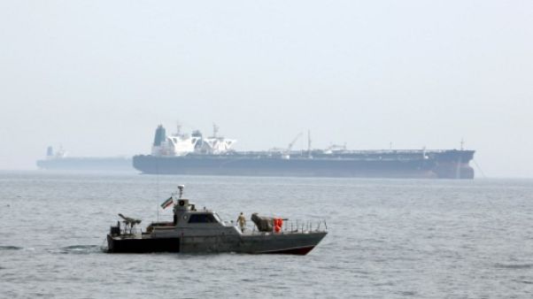 Un patrouilleur iranien passe devant un pétrolier près du terminal pétrolier l'île de Khark, en Iran, en mars 2017 Un patrouilleur iranien passe devant un pétrolier près du terminal pétrolier l'île de Khark, en Iran, en mars 2017