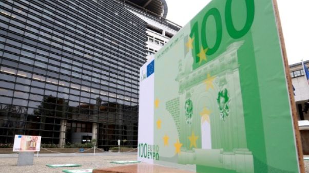 Un billet de 100 euros géant exposé devant le ministère français de l'Economie et des Finances à Paris en septembre 2016 Un billet de 100 euros géant exposé devant le ministère français de l'Economie et des Finances à Paris en septembre 2016