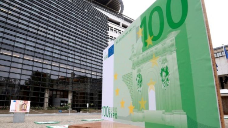 Un billet de 100 euros géant exposé devant le ministère français de l'Economie et des Finances à Paris en septembre 2016