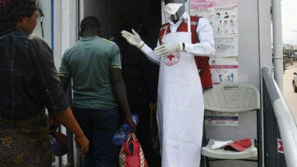Contrôle sanitaire des voyageurs à Mpondwe, en Ouganda gagné par l'épidémie d'Ebola, le 13 juin 2019 à la frontière avec la RDC Contrôle sanitaire des voyageurs à Mpondwe, en Ouganda gagné par l'épidémie d'Ebola, le 13 juin 2019 à la frontière avec la RDC