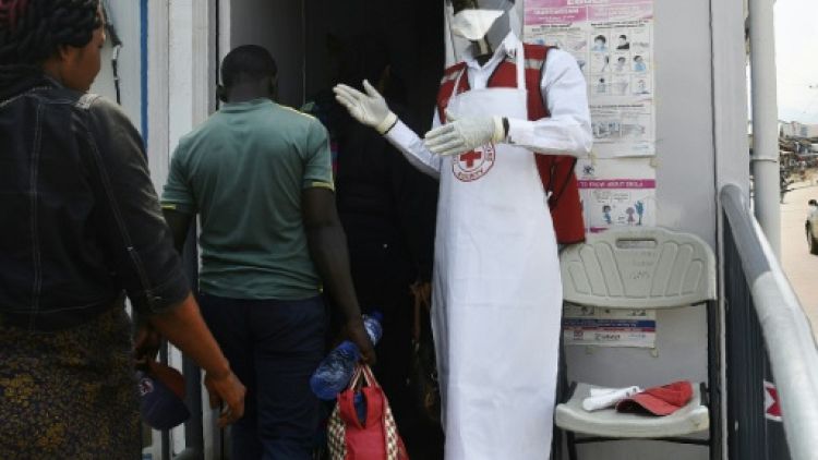 Contrôle sanitaire des voyageurs à Mpondwe, en Ouganda gagné par l'épidémie d'Ebola, le 13 juin 2019 à la frontière avec la RDC
