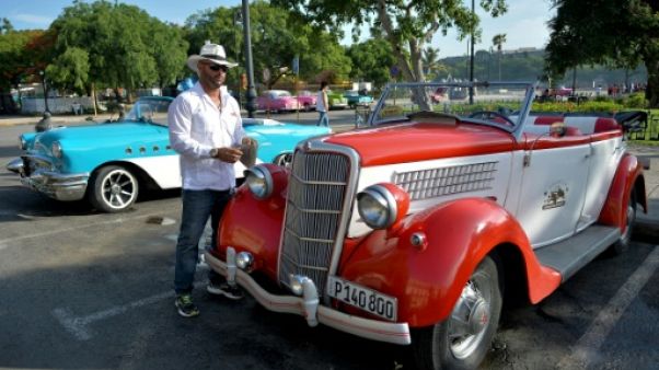 Le Cubain Esteban Estrada nettoie sa Ford de 1934 en attendant d'éventuels clients, le 13 juin 2019 à La Havane Le Cubain Esteban Estrada nettoie sa Ford de 1934 en attendant d'éventuels clients, le 13 juin 2019 à La Havane