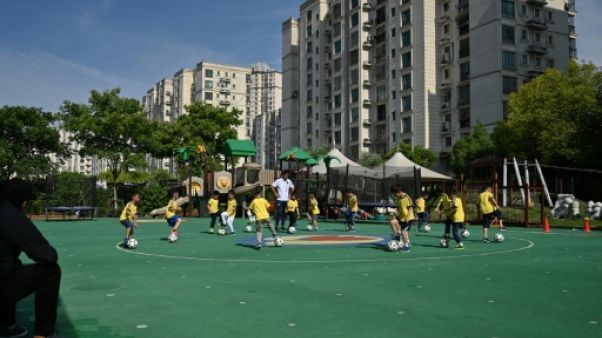 Des enfants d'une école maternelle de Kangcheng s'entraînent au football, dans le district de Minhang à Shanghai, le 6 juin 2019 Des enfants d'une école maternelle de Kangcheng s'entraînent au football, dans le district de Minhang à Shanghai, le 6 juin 2019