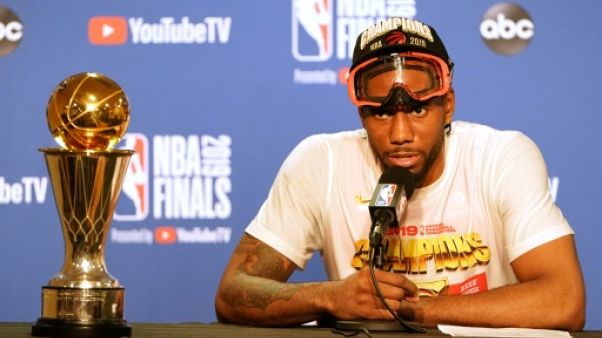 Kawhi Leonard des Toronto Raptors en conférence de presse après la victoire de son équipe en finale NBA face aux Golden State Warriors, à Oakland, le 13 juin 2019 Kawhi Leonard des Toronto Raptors en conférence de presse après la victoire de son équipe en finale NBA face aux Golden State Warriors, à Oakland, le 13 juin 2019