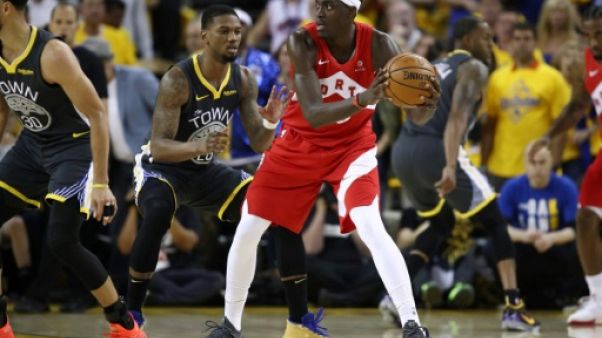 Pascal Siakam (d) des Toronto Raptors lors du match 6 de la finale NBA face aux Golden State Warriors, à Oakland, le 13 juin 2019 Pascal Siakam (d) des Toronto Raptors lors du match 6 de la finale NBA face aux Golden State Warriors, à Oakland, le 13 juin 2019