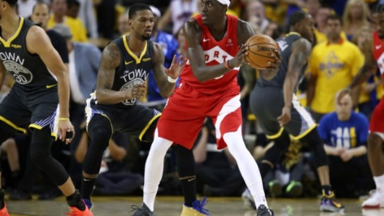 Pascal Siakam (d) des Toronto Raptors lors du match 6 de la finale NBA face aux Golden State Warriors, à Oakland, le 13 juin 2019