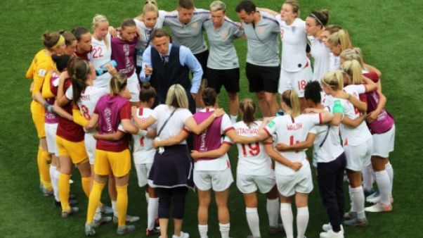L'équipe d'Angleterre réunie autour du sélectionneur Phil Neville à l'issue de sa victoire sur l'Ecosse à Nice, le 9 juin 2019 L'équipe d'Angleterre réunie autour du sélectionneur Phil Neville à l'issue de sa victoire sur l'Ecosse à Nice, le 9 juin 2019