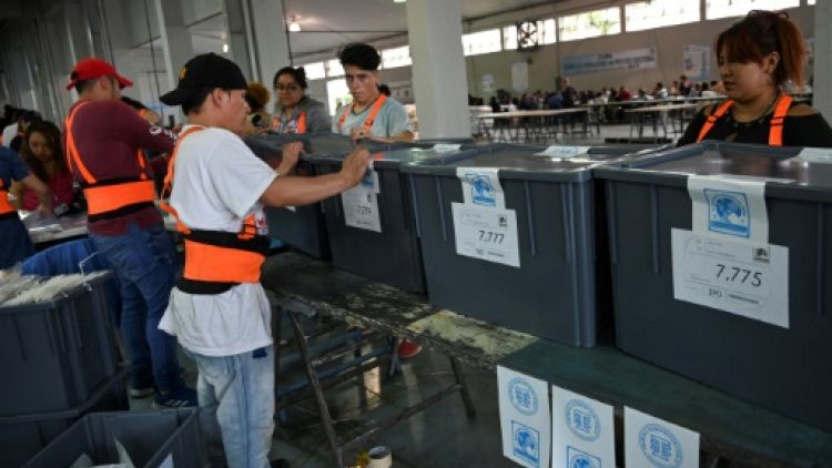 Des employés électoraux préparent les élections, le 13 juin 2019 à Guatemala