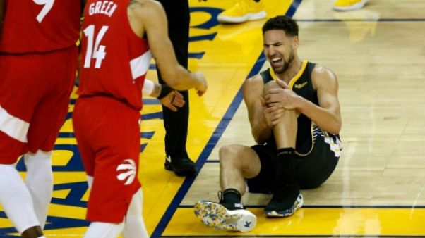 L'ailier de Golden State, Klay Thompson, victime d'une rupture du ligament croisé antérieur du genou gauche lors du match N.6 de la finale NBA, à Okland, le 13 juin 2019 L'ailier de Golden State, Klay Thompson, victime d'une rupture du ligament croisé antérieur du genou gauche lors du match N.6 de la finale NBA, à Okland, le 13 juin 2019