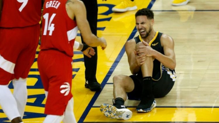 L'ailier de Golden State, Klay Thompson, victime d'une rupture du ligament croisé antérieur du genou gauche lors du match N.6 de la finale NBA, à Okland, le 13 juin 2019