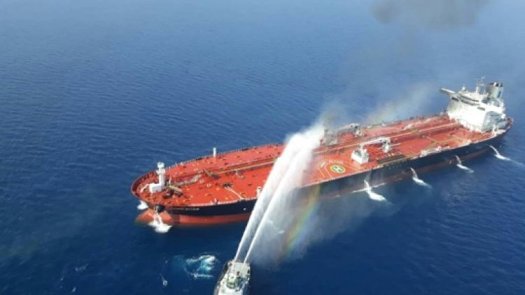 Photo obtenue auprès de l'agence de presse iranienne Tasnim le 13 juin 2019 semblant  montrer un bateau iranien aidant à éteindre un incendie sur un navire attaqué
