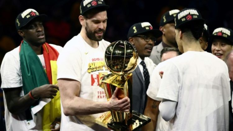 Marc Gasol des  Toronto Raptors, trophée Larry O'Brien en main, après la victoire de son équipe en finale NBA face aux Golden State Warriors, à Oakland, le 13 juin 2019 