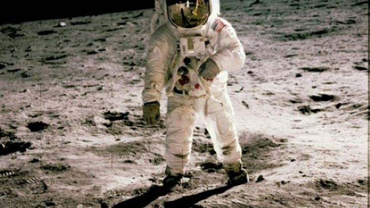 Buzz Aldrin le 20 juillet 1969 sur la Lune, photographié par Neil Armstrong, visible dans le reflet de la visière de son coéquipier