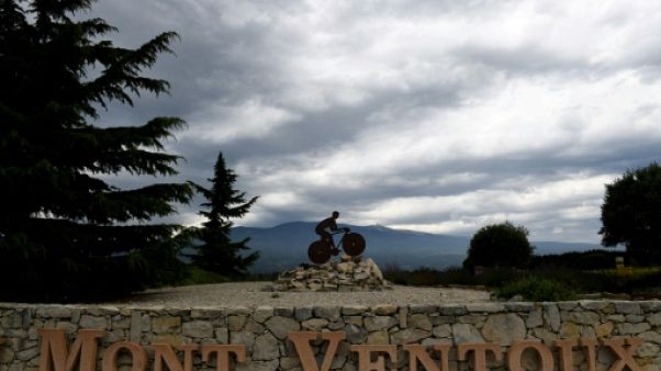 Photo du Mont Ventoux prise le 12 juillet 2016 deux jours avant le passage du Tour de France montre une sculpture d'un cycliste Photo du Mont Ventoux prise le 12 juillet 2016 deux jours avant le passage du Tour de France montre une sculpture d'un cycliste