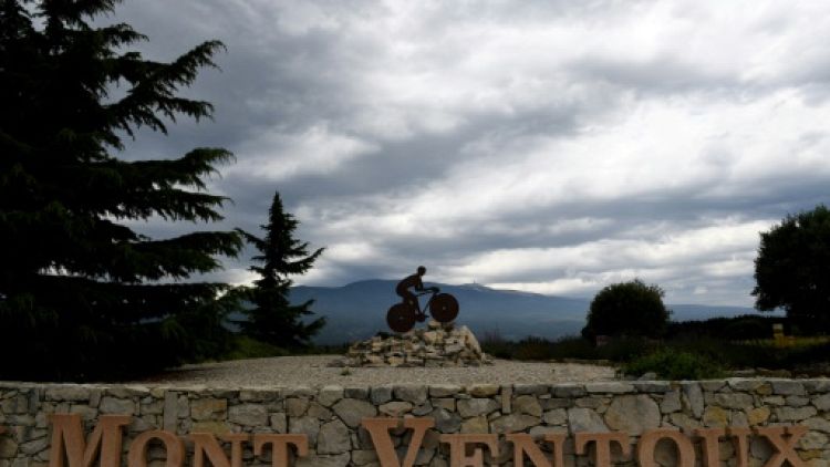 Photo du Mont Ventoux prise le 12 juillet 2016 deux jours avant le passage du Tour de France montre une sculpture d'un cycliste