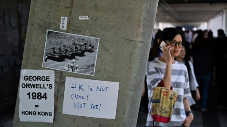 Des affichettes dénonçant le projet de loi visant à autoriser les extraditions vers la Chine sont collées sur un mur près du Conseil législatif à Hong Kong, le 14 juin 2019