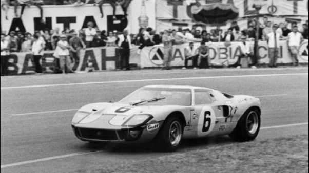 Le Belge Jacky Ickx et son copilote britannique Jackie Oliver lors de la 37e édition des 24 Heures du Mans, le 14 juin 1969 Le Belge Jacky Ickx et son copilote britannique Jackie Oliver lors de la 37e édition des 24 Heures du Mans, le 14 juin 1969