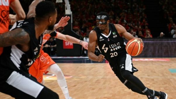 Le joueur de Villeurbanne DeMarcus Nelson tente de dribbler lors de la finale de la Coupe de France de basket contre Le Mans, le 11 mai 2019 à Paris-Bercy. Le joueur de Villeurbanne DeMarcus Nelson tente de dribbler lors de la finale de la Coupe de France de basket contre Le Mans, le 11 mai 2019 à Paris-Bercy.