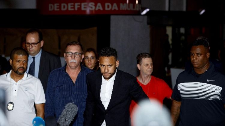 Neymar interrogato da polizia nega tutto