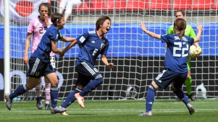 L'attaquant japonaise Mana Iwabuchi exulte après avoir marqué dans la victoire du Japon contre la Norvège (2-1) dans le gruope D de la Coupe du monde, à Rennes le 14 juin 2019