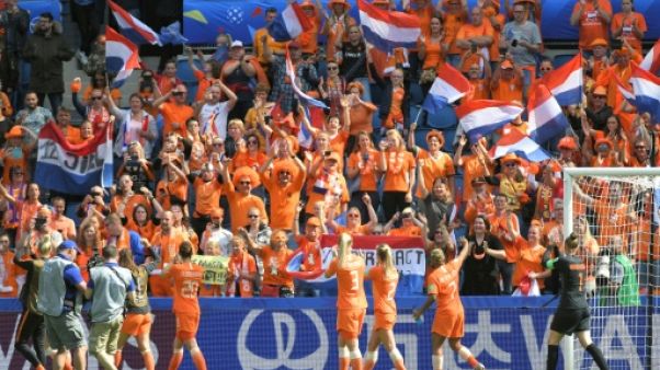 Les bouillants supporters néerlandais applaudissent leurs joueuses des Pays-Bas, après leur victoire sur la Nouvelle-Zélande, le 11 juin 2019 au Havre Les bouillants supporters néerlandais applaudissent leurs joueuses des Pays-Bas, après leur victoire sur la Nouvelle-Zélande, le 11 juin 2019 au Havre