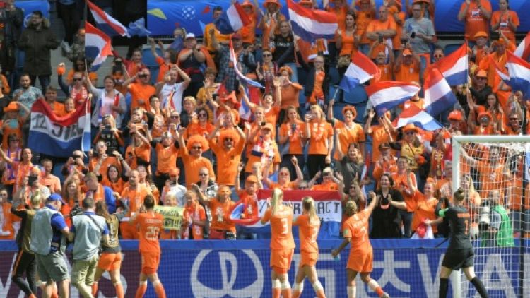 Les bouillants supporters néerlandais applaudissent leurs joueuses des Pays-Bas, après leur victoire sur la Nouvelle-Zélande, le 11 juin 2019 au Havre