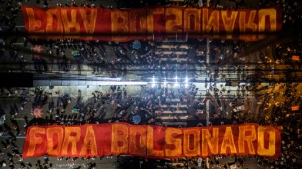 "Dehors Bolsonaro", clame une banderole pendant une manifestation contre la réforme des retraites à Rio de Janeiro le 14 juin 2019 "Dehors Bolsonaro", clame une banderole pendant une manifestation contre la réforme des retraites à Rio de Janeiro le 14 juin 2019