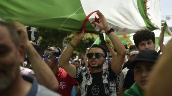 Des Algériens manifestent pour un changement de système le 14 juin à Alger, pour le 17e vendredi consécutif Des Algériens manifestent pour un changement de système le 14 juin à Alger, pour le 17e vendredi consécutif