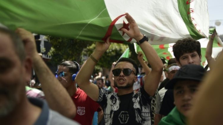Des Algériens manifestent pour un changement de système le 14 juin à Alger, pour le 17e vendredi consécutif