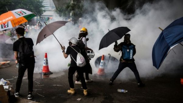 Des gaz lacrymogènes sont tirés par les forces de l'ordre sur des manifestants contre une loi d'extradition controversée, à Hong Kong le 12 juin 2019 Des gaz lacrymogènes sont tirés par les forces de l'ordre sur des manifestants contre une loi d'extradition controversée, à Hong Kong le 12 juin 2019