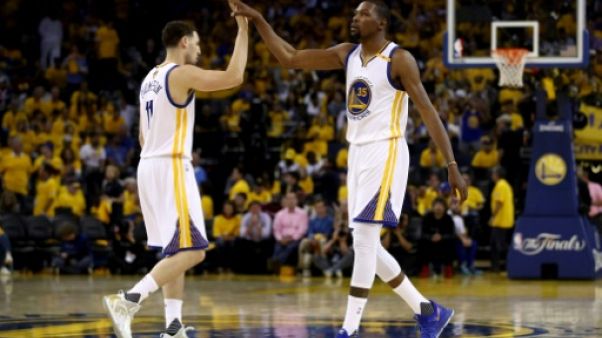 Kevin Durant (d) et Klay Thompson Thompson des Golden State Warriors lors du match 2 de la finale NBA face aux Cleveland Cavaliers, à Oakland, le 4 juin 2017 Kevin Durant (d) et Klay Thompson Thompson des Golden State Warriors lors du match 2 de la finale NBA face aux Cleveland Cavaliers, à Oakland, le 4 juin 2017