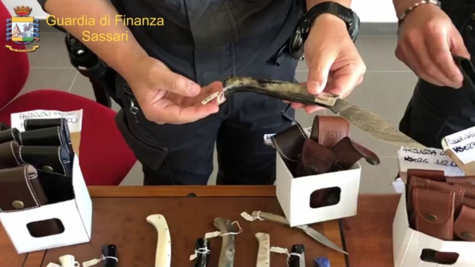 Falsi coltelli sardi dal Pakistan