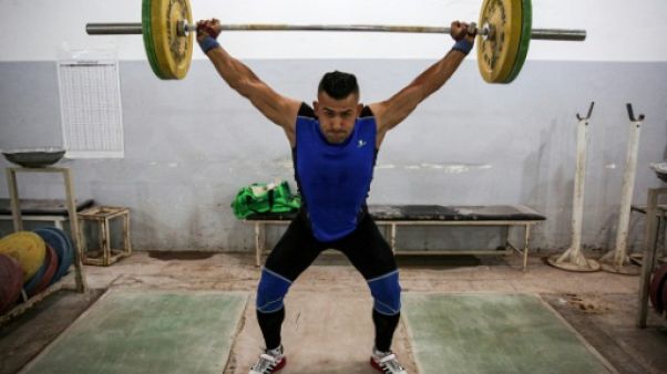 L'haltérophile irakien Safaa Rashed Aljumaili durant un entraînement, à Bagdad, le 30 mai 2019 L'haltérophile irakien Safaa Rashed Aljumaili durant un entraînement, à Bagdad, le 30 mai 2019
