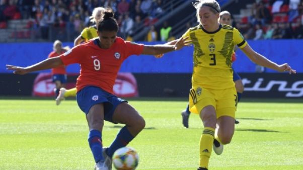 La défenseure suédoise Linda Sembrant (d) lors du match de phase de groupes du Mondial face aux Chiliennes, à Rennes, le 11 juin 2019 La défenseure suédoise Linda Sembrant (d) lors du match de phase de groupes du Mondial face aux Chiliennes, à Rennes, le 11 juin 2019