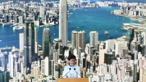 Carrie Lam, cheffe de l'exécutif de Hong Kong, annonce le report du projet de loi sur l'extradition vers la Chine, en conférence de presse le 15 juin 2019 Carrie Lam, cheffe de l'exécutif de Hong Kong, annonce le report du projet de loi sur l'extradition vers la Chine, en conférence de presse le 15 juin 2019
