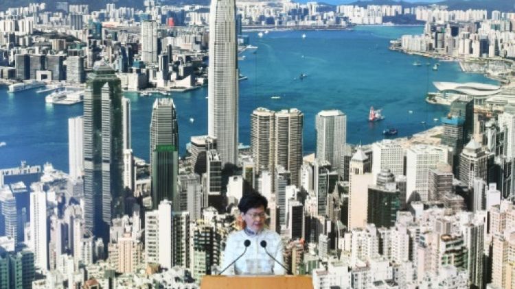 Carrie Lam, cheffe de l'exécutif de Hong Kong, annonce le report du projet de loi sur l'extradition vers la Chine, en conférence de presse le 15 juin 2019 