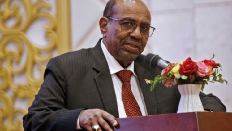 L'ex-président soudanais Omar el-Béchir le 27 juin 2018 à Khartoum. Il doit comparaître pour des accusations de corruption au Soudan