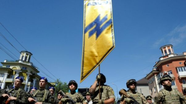 Le régiment Azov de l'armée ukrainienne lors d'un défilé militaire le 15 juin 2019 à Marioupol Le régiment Azov de l'armée ukrainienne lors d'un défilé militaire le 15 juin 2019 à Marioupol