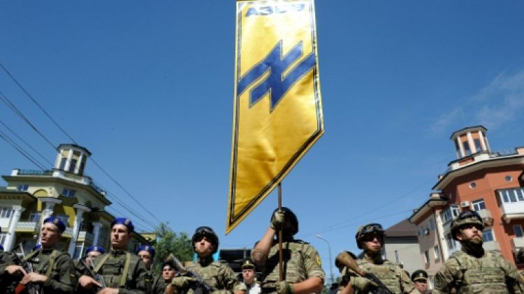 Le régiment Azov de l'armée ukrainienne lors d'un défilé militaire le 15 juin 2019 à Marioupol
