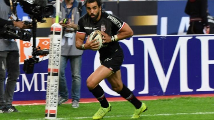 L'ailier de Toulouse Yoann Huget s'apprête à inscrire un essai lors de la victoire 24-18 sur Clermont au Stade de France en finale du Top 14 le 15 juin 2019