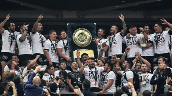 Les Toulousains avec le Bouclier de Brennus lors de la victoire en finale de Top 14 le 15 juin 2019 Les Toulousains avec le Bouclier de Brennus lors de la victoire en finale de Top 14 le 15 juin 2019