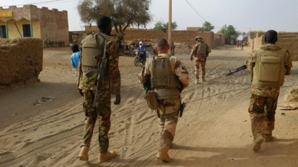 Des militaires maliens et français patrouillent dans une rue de Menaka, au Mali, le 21 mars 2019 Des militaires maliens et français patrouillent dans une rue de Menaka, au Mali, le 21 mars 2019