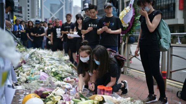 Fleurs et prières devant le lieu où est mort un opposant au projet de loi controversé autorisant les extraditions vers la Chine, à Hong Kong le 16 juin 2019 Fleurs et prières devant le lieu où est mort un opposant au projet de loi controversé autorisant les extraditions vers la Chine, à Hong Kong le 16 juin 2019