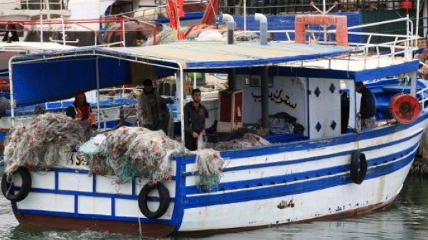 Des pêcheurs préparent leurs filets dans le port de Zarzis dans le sud de la Tunisie, le 21 mai 2019 Des pêcheurs préparent leurs filets dans le port de Zarzis dans le sud de la Tunisie, le 21 mai 2019